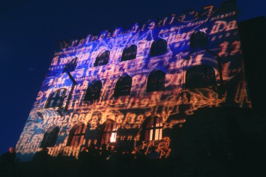 Hambacher Schloss beleuchtet bei Nacht.